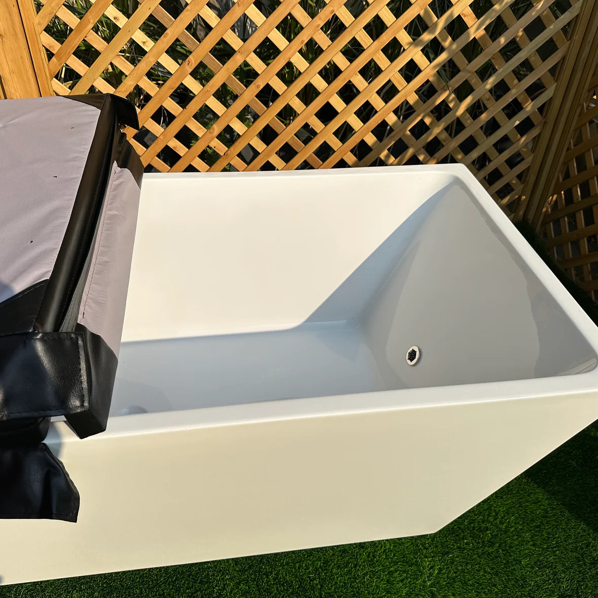 The One Theory Evolution Cold Plunge Tub with Chiller (Acrylic)